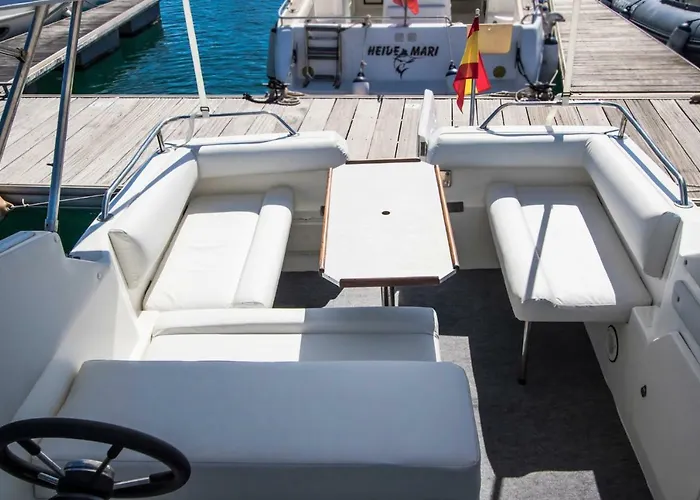 Cozy Boat To Unwind By The Ocean