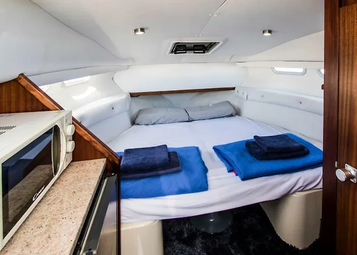 Cozy Boat To Unwind By The Ocean